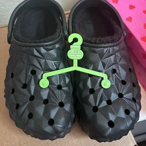 BLACK GEOMETRIC CROCS SZ 9